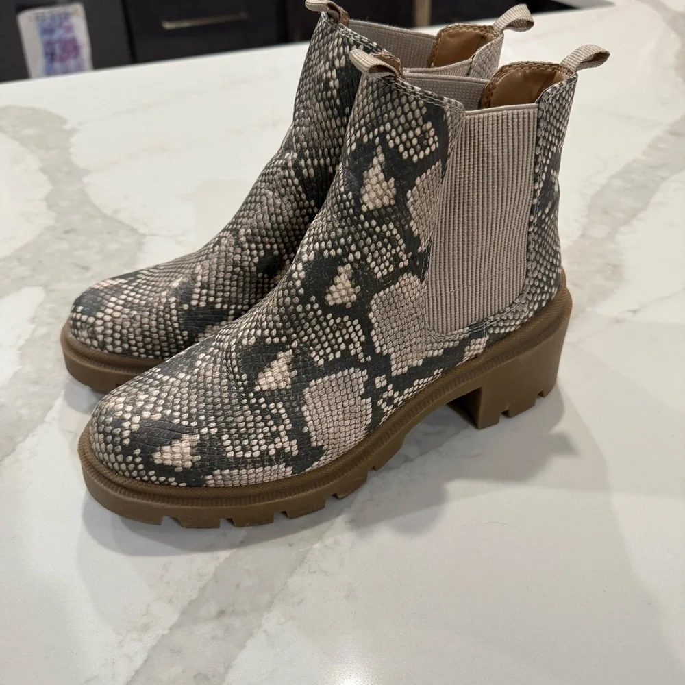 Universal Threads Snakeskin Slip On Chelsea Boots Women’s 8.5 Tan Combat Chunky - Picture 1 of 8